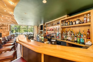 Serves lunch, dinner, and happy hour