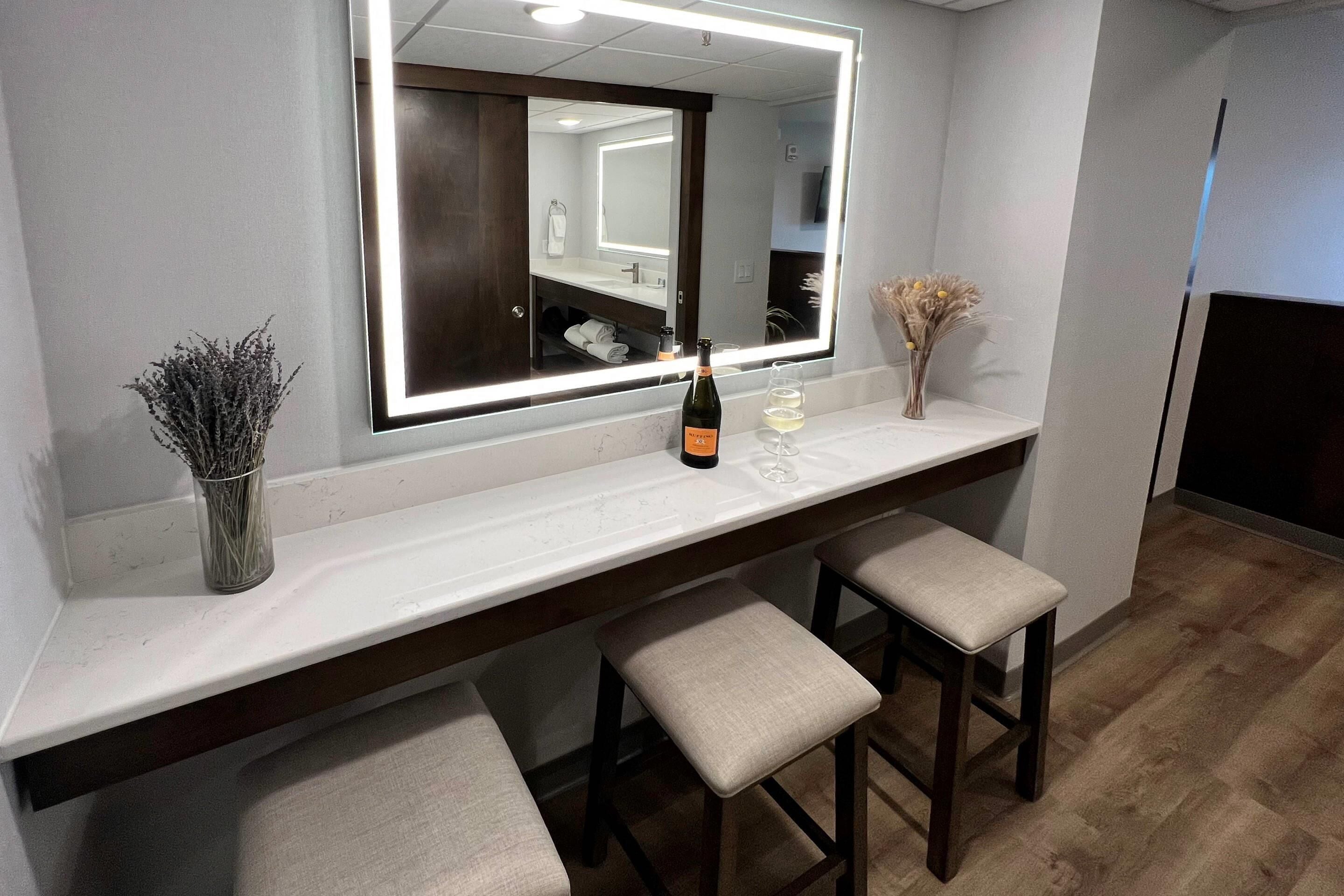 1 bedroom, pillow-top beds, desk, laptop workspace