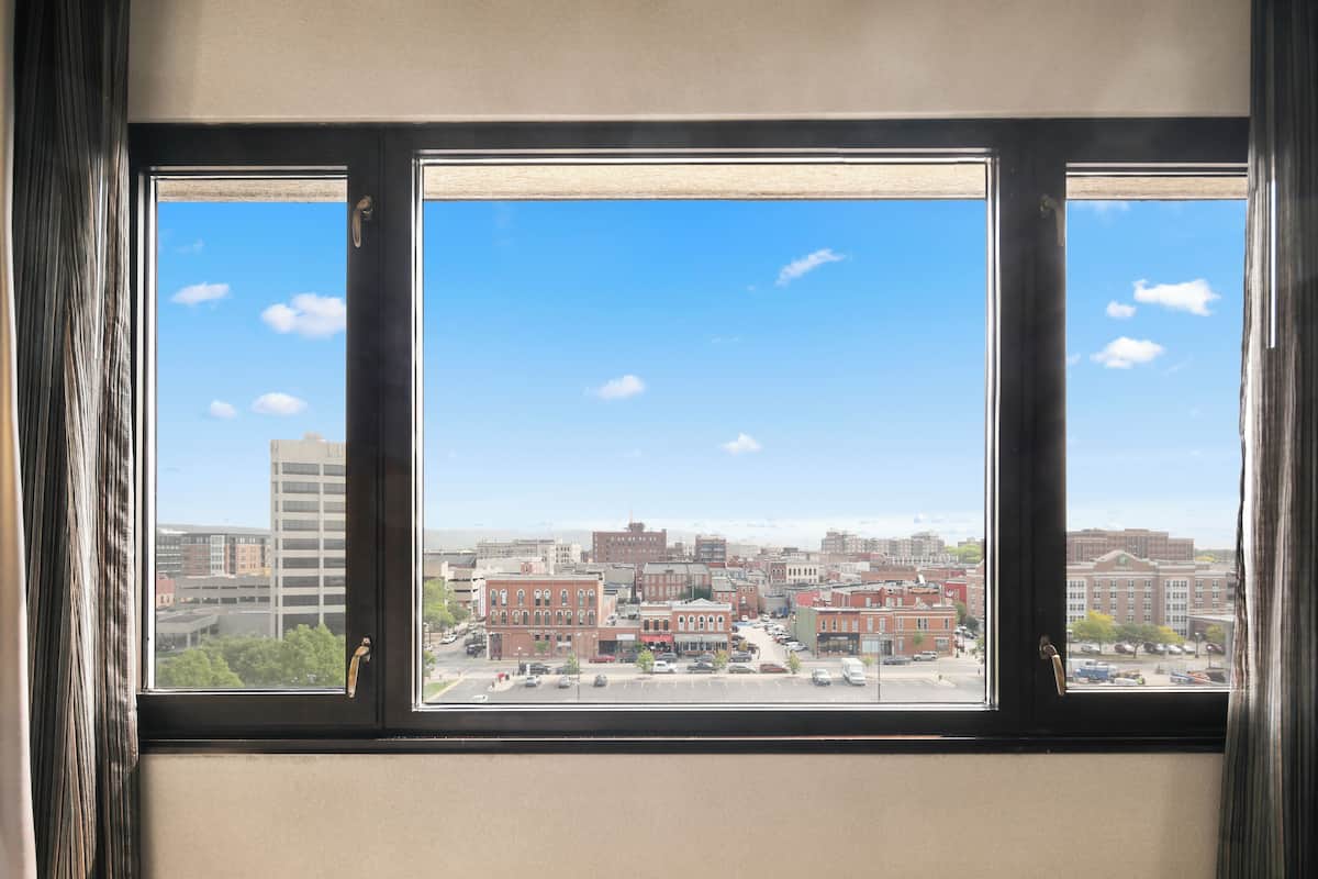 1 bedroom, pillow-top beds, desk, laptop workspace