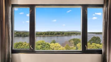 Camas com colchões pillow-top, escrivaninha