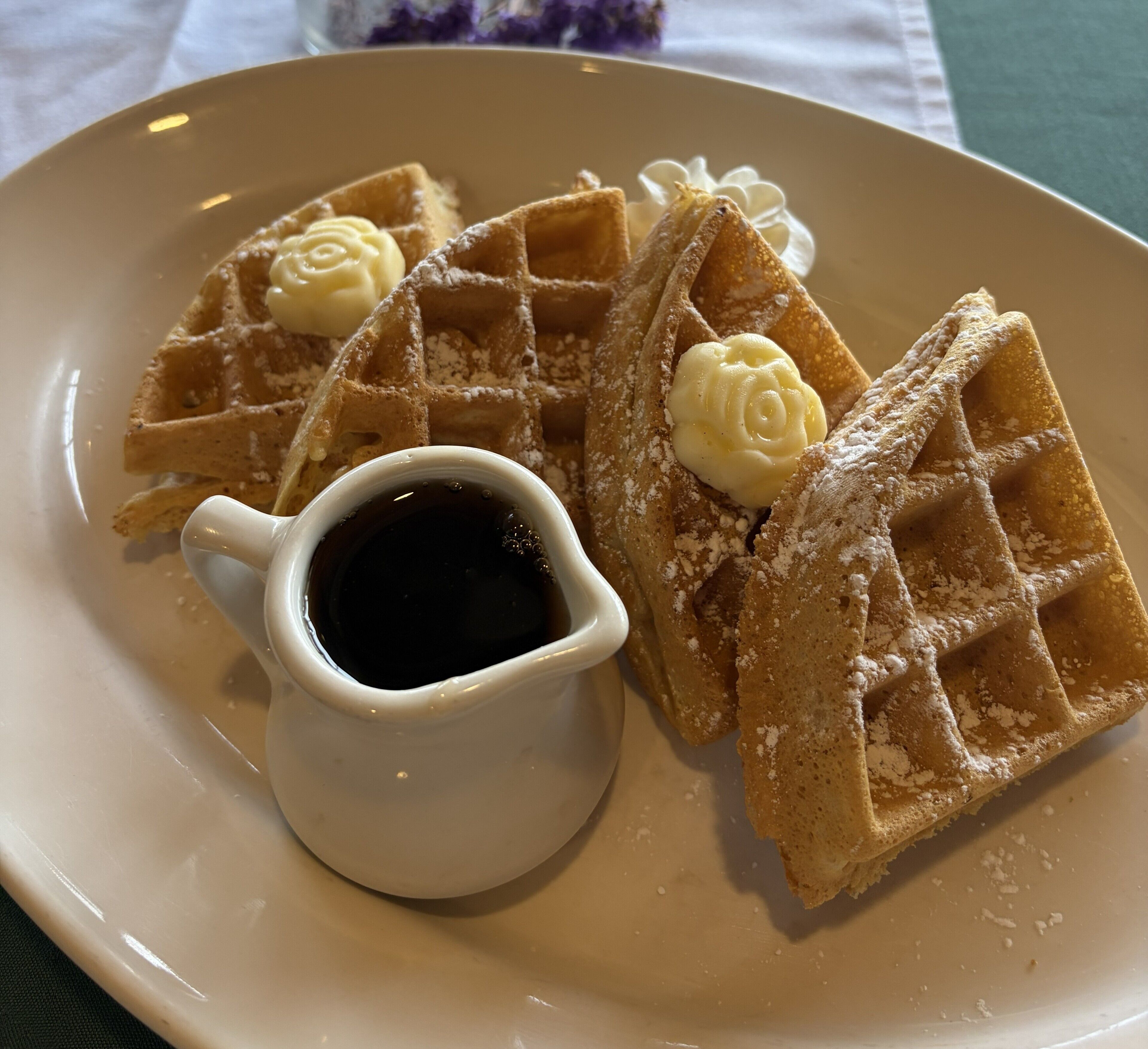 Een bord met wafels en siroop.