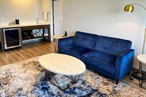 特厚豪華床墊、書桌、手提電腦工作空間、遮光窗簾/窗簾