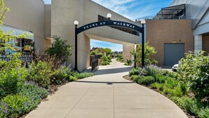 Un sendero que conduce a un edificio con un letrero que dice 'PEARL ST WALKWAY'.