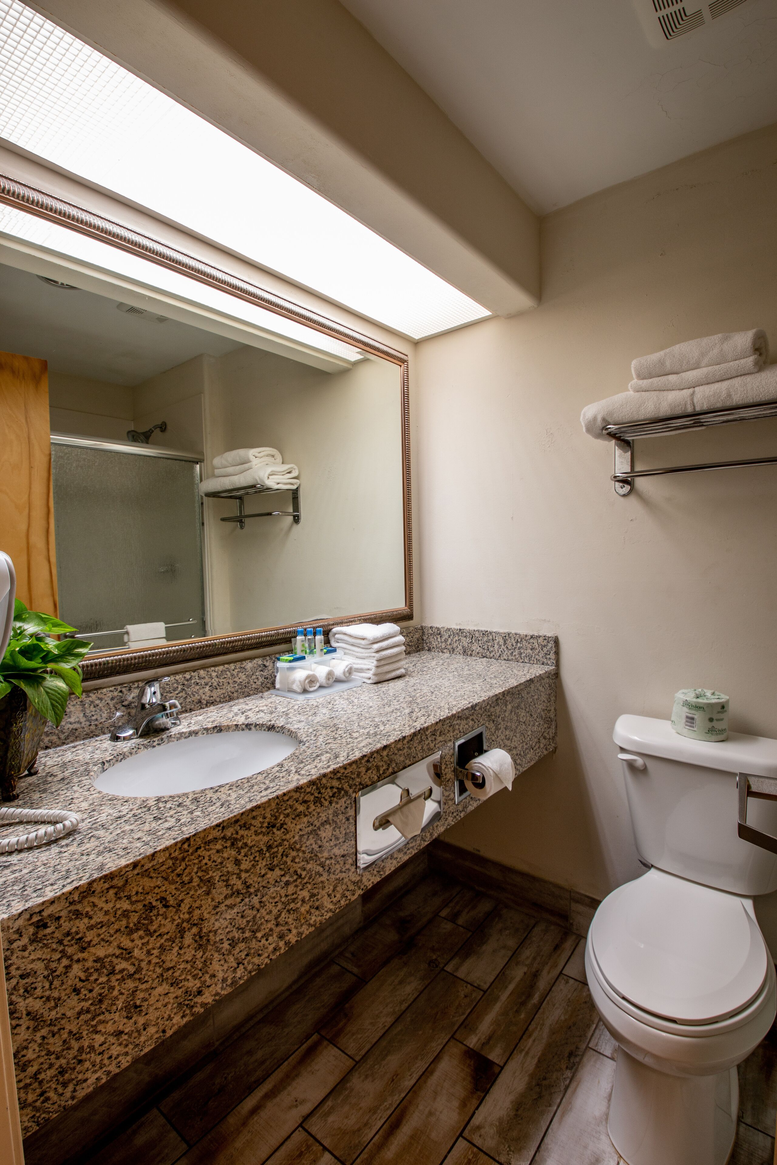 combined shower/bathtub, rainfall showerhead, free toiletries