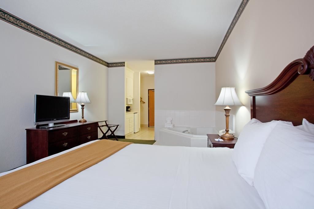 standard room, 1 king bed, jetted tub (king jacuzzi) | in-room safe, desk, laptop workspace, iron/ironing board