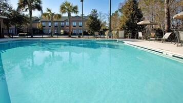 Piscine extérieure, chaises longues