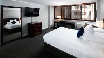 Coffres-forts dans les chambres, bureau, fer et planche à repasser