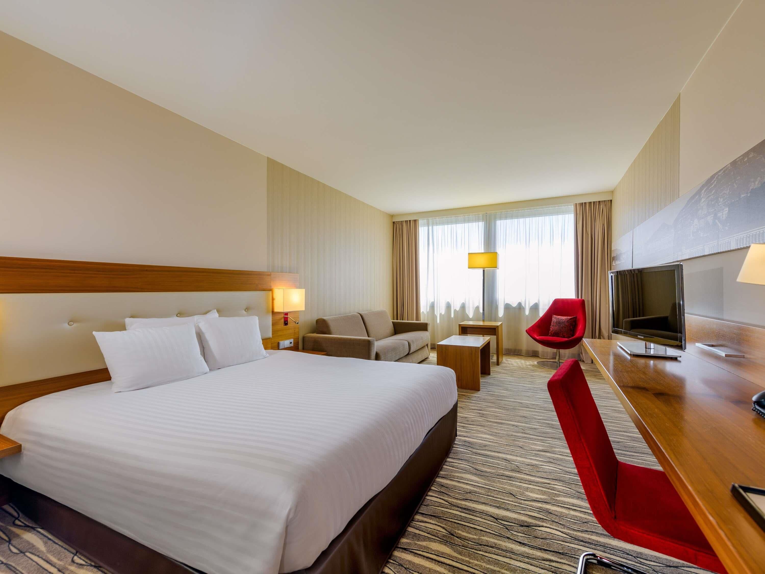 Premium Room, 1 King Bed | Premium bedding, minibar, in-room safe, desk