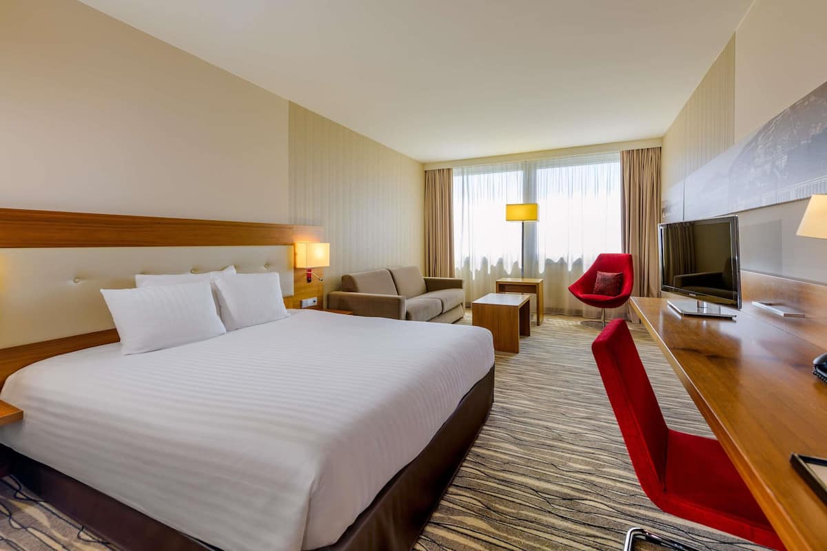 Premium Room, 1 King Bed | 1 bedroom, premium bedding, minibar, in-room safe