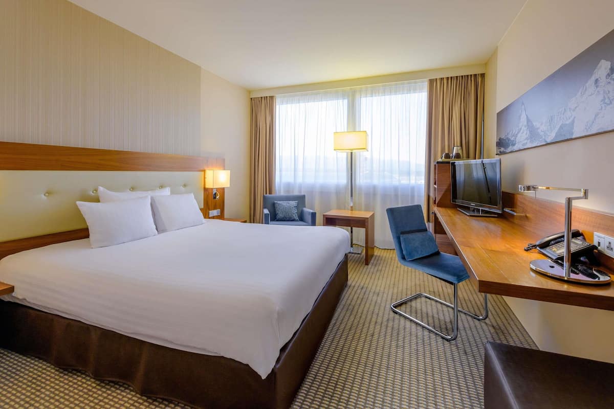 1 bedroom, premium bedding, minibar, in-room safe