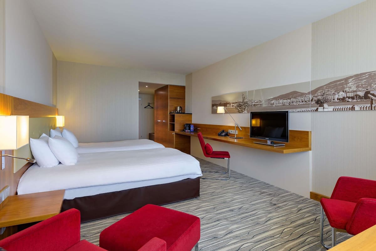 Deluxe Twin Room, 2 Twin Beds | Premium bedding, minibar, in-room safe, desk