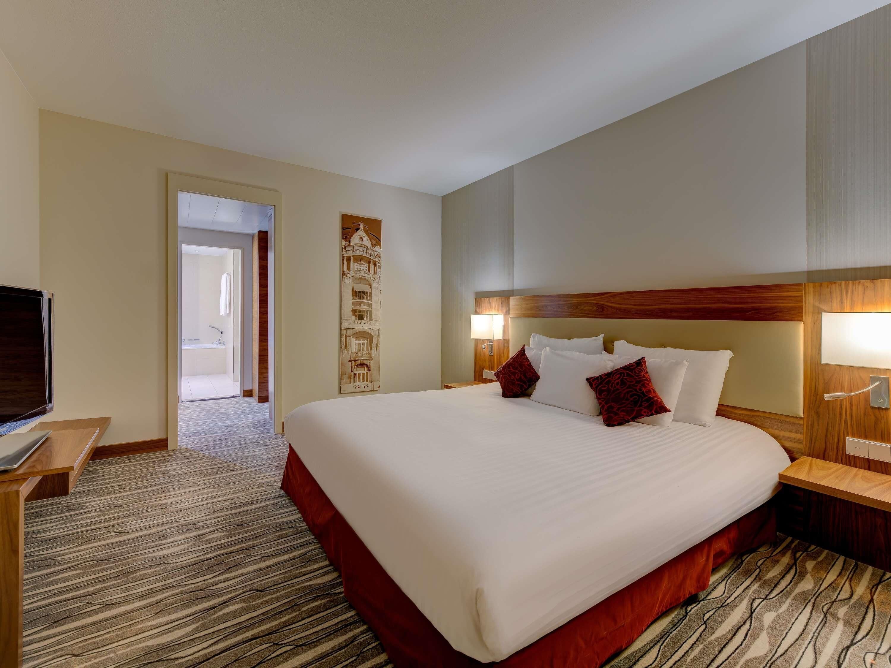 Junior Suite, 1 King Bed | Premium bedding, minibar, in-room safe, desk