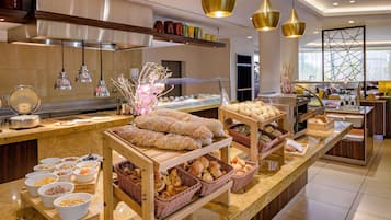 Tägliches Frühstücksbuffet (32 CHF pro Person)