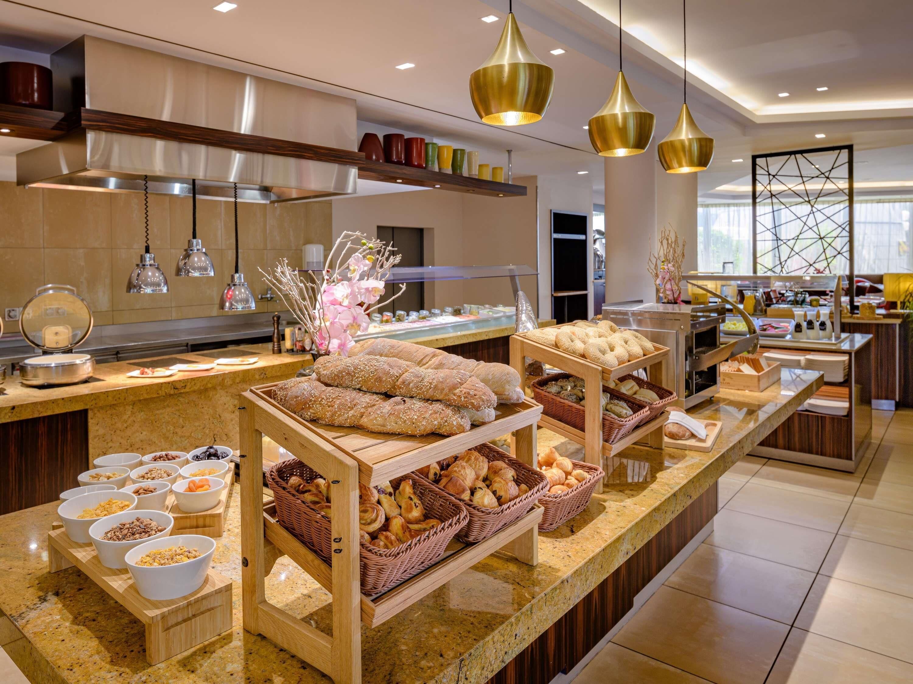 Petit déjeuner buffet (32 CHF par personne)