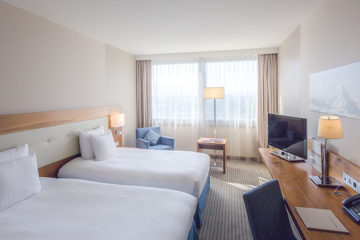 deluxe twin room, 2 single beds | 1 bedroom, premium bedding, minibar, in-room safe