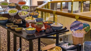 En buffet med forskellige retter og et traditionelt tesæt.