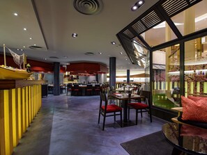 2 restaurants; breakfast, lunch, and dinner served - Mövenpick Hotel Geneva (Meyrin)