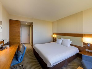 Premium bedding, minibar, in-room safe, desk - Mövenpick Hotel Geneva (Meyrin)
