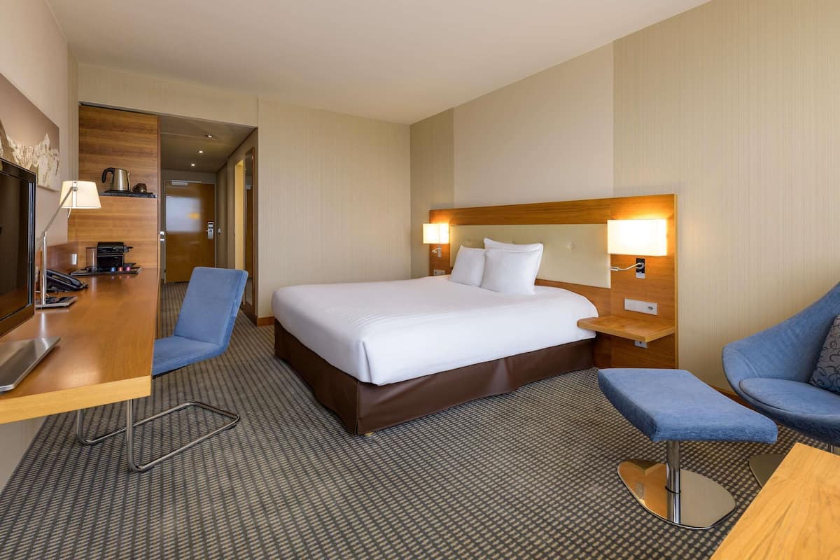 1 bedroom, premium bedding, minibar, in-room safe