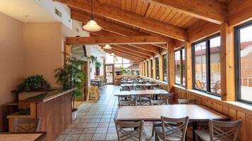 Bao gồm bữa sáng buffet hàng ngày