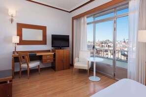 Standard Room | Minibar, in-room safe, desk, blackout drapes - Hotel Madrid Plaza de España Affiliated by Meliá (Madrid)