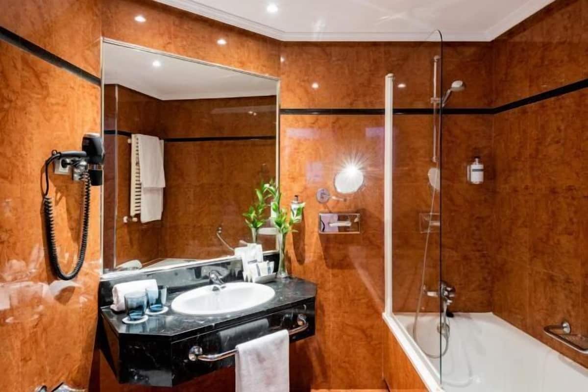 Secador de cabelo, toalhas de banho