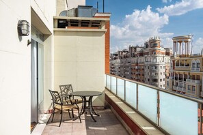 Premium Room Gran Via Views | 迷你吧、客房内保险箱、办公桌、遮光窗帘