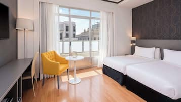 Standard Room with Views | Minibar, Zimmersafe, Schreibtisch, Verdunkelungsvorhänge