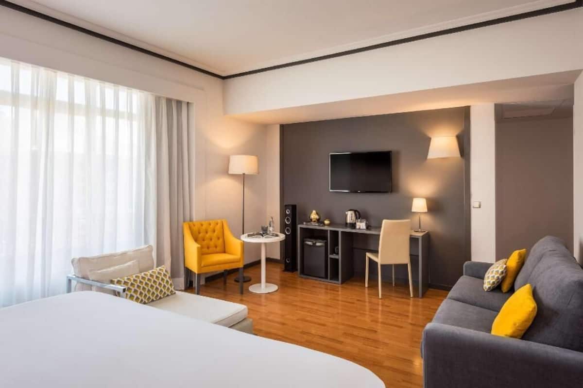 Minibar, caja de seguridad en la habitación y escritorio