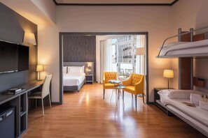 Kamar Keluarga | Minibar, brankas, meja kerja, dan tirai kedap cahaya