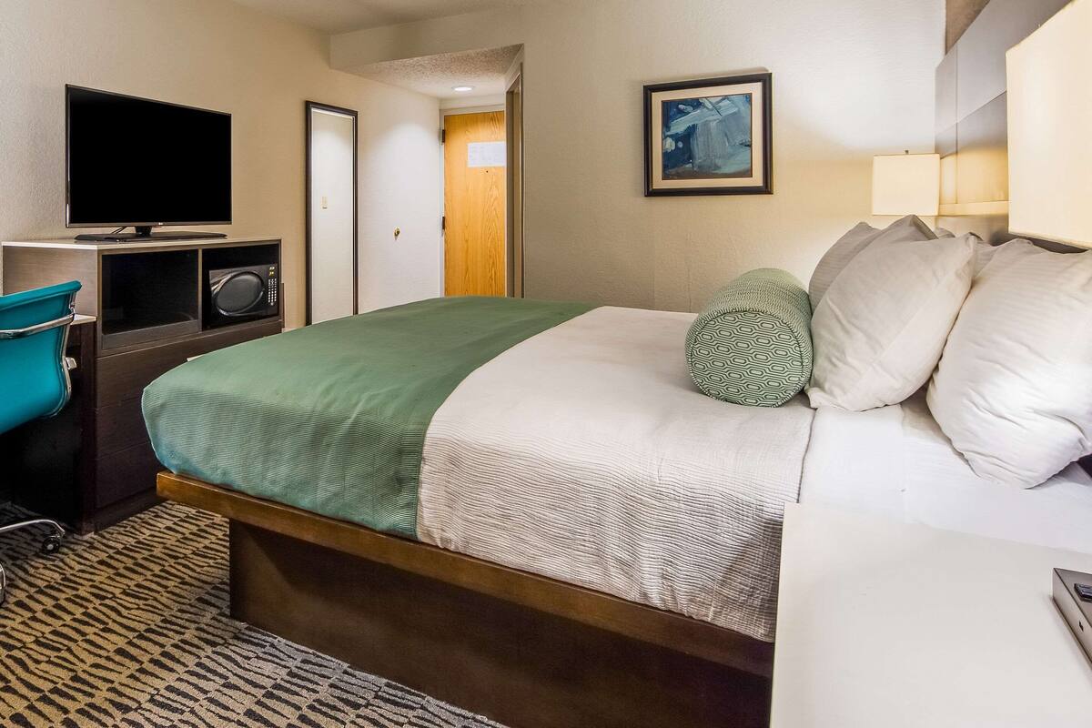 Premium bedding, pillowtop beds, desk, blackout drapes