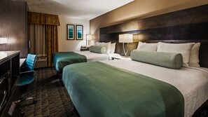 Quarto standard, 2 camas Queen, para não fumantes | Roupas de cama premium, camas com colchões pillow-top, escrivaninha