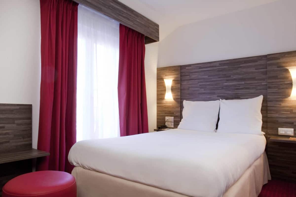 Rom – standard, 1 enkeltseng | Skrivebord, blendingsgardiner, lydisolert og strykejern/-brett