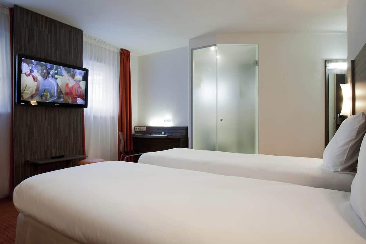 standard room, 2 single beds | desk, blackout curtains, soundproofing, iron/ironing board
