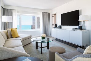 أغطية فراش م تميزة وميني بار وخزنة داخل الغرفة ومكتب