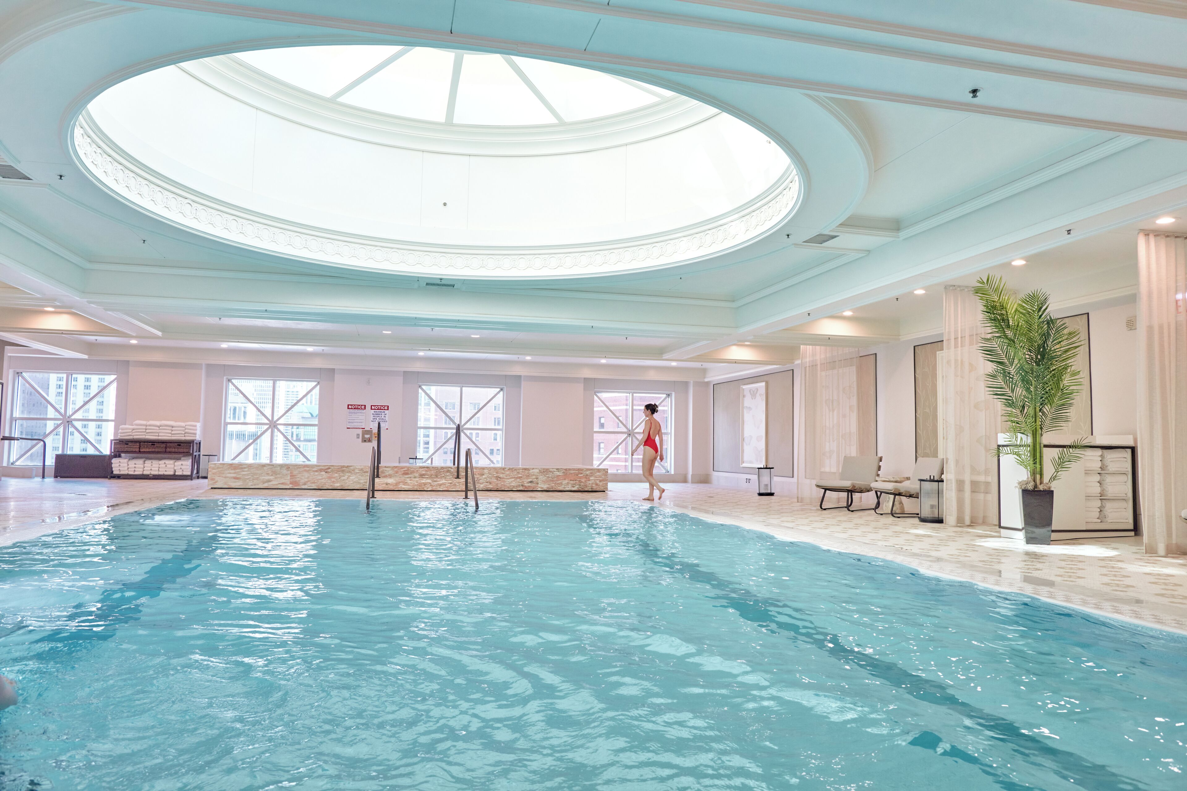 من حمّامات السباحة المغطاة