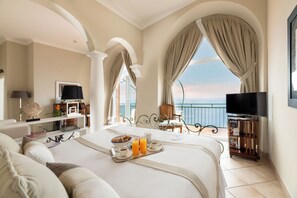 Phòng Suite (Vesuvio) | Bộ đồ giường cao cấp, chăn bông, minibar, két bảo mật tại phòng 
