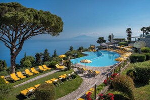 Outdoor pool, pool umbrellas, sun loungers