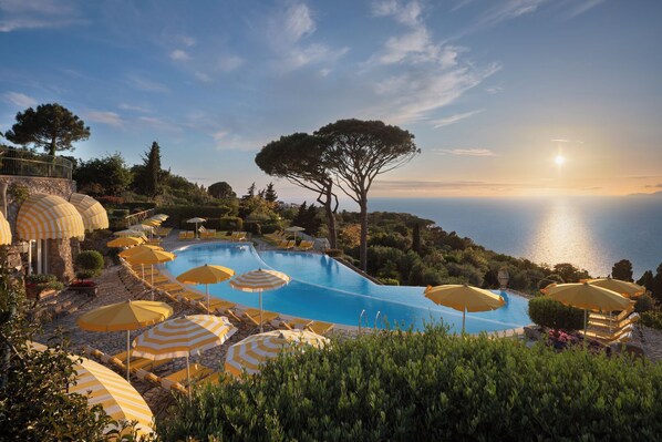 Outdoor pool, pool umbrellas, sun loungers