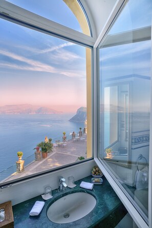 Junior Suite, Sea View (Cliff Side) | Bathroom | Designer toiletries, hair dryer, bathrobes, slippers