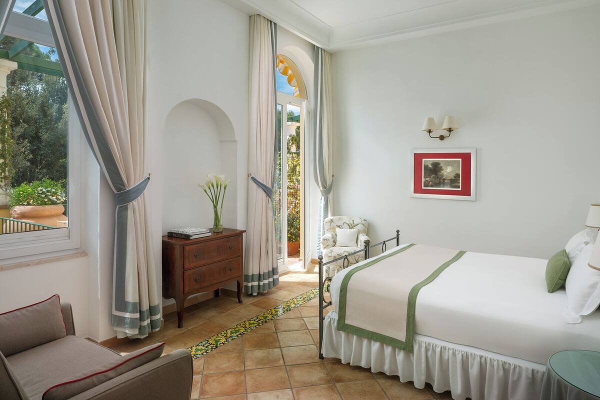 Premium bedding, down comforters, minibar, in-room safe