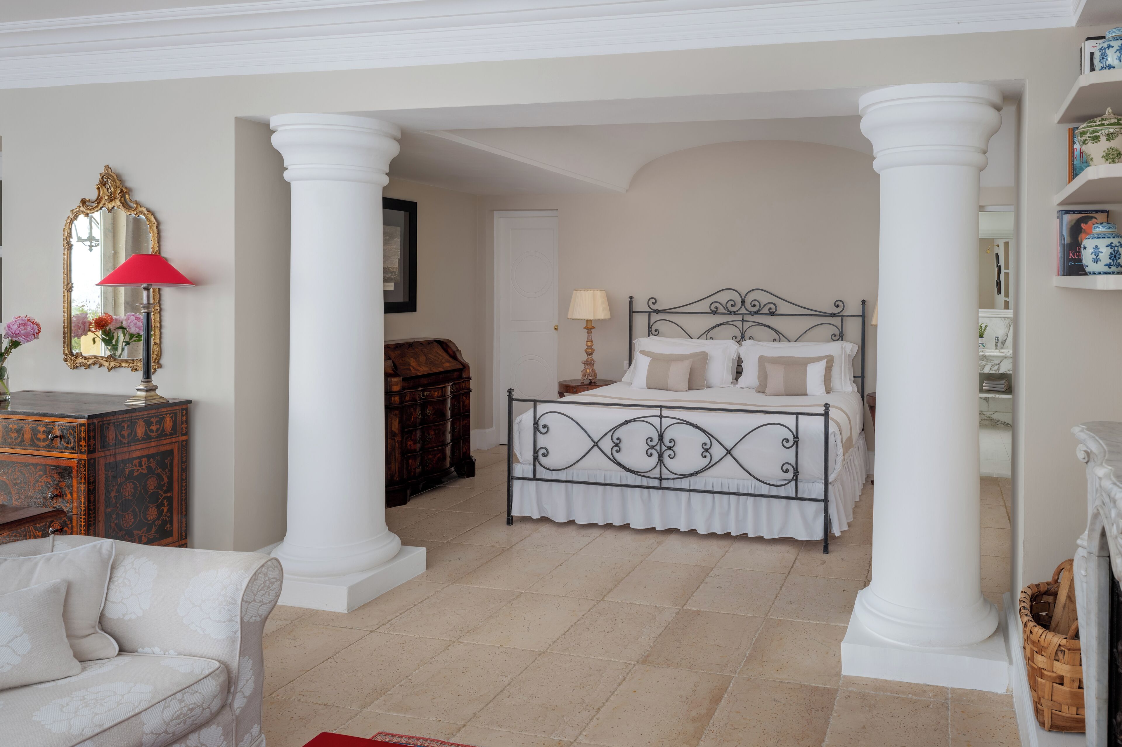 أغطية فراش متميزة وألحفة محشوة بالريش وميني بار وخزنة داخل الغرفة