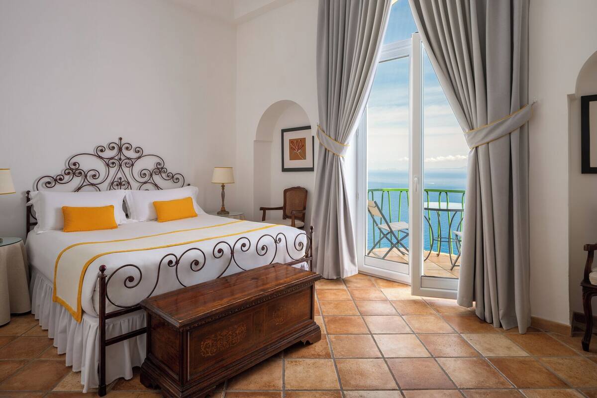 Premium bedding, down comforters, minibar, in-room safe