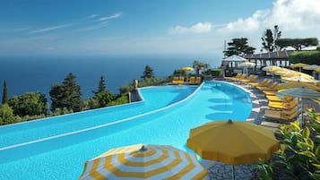 Kolam renang outdoor, dengan payung kolam renang dan kursi berjemur