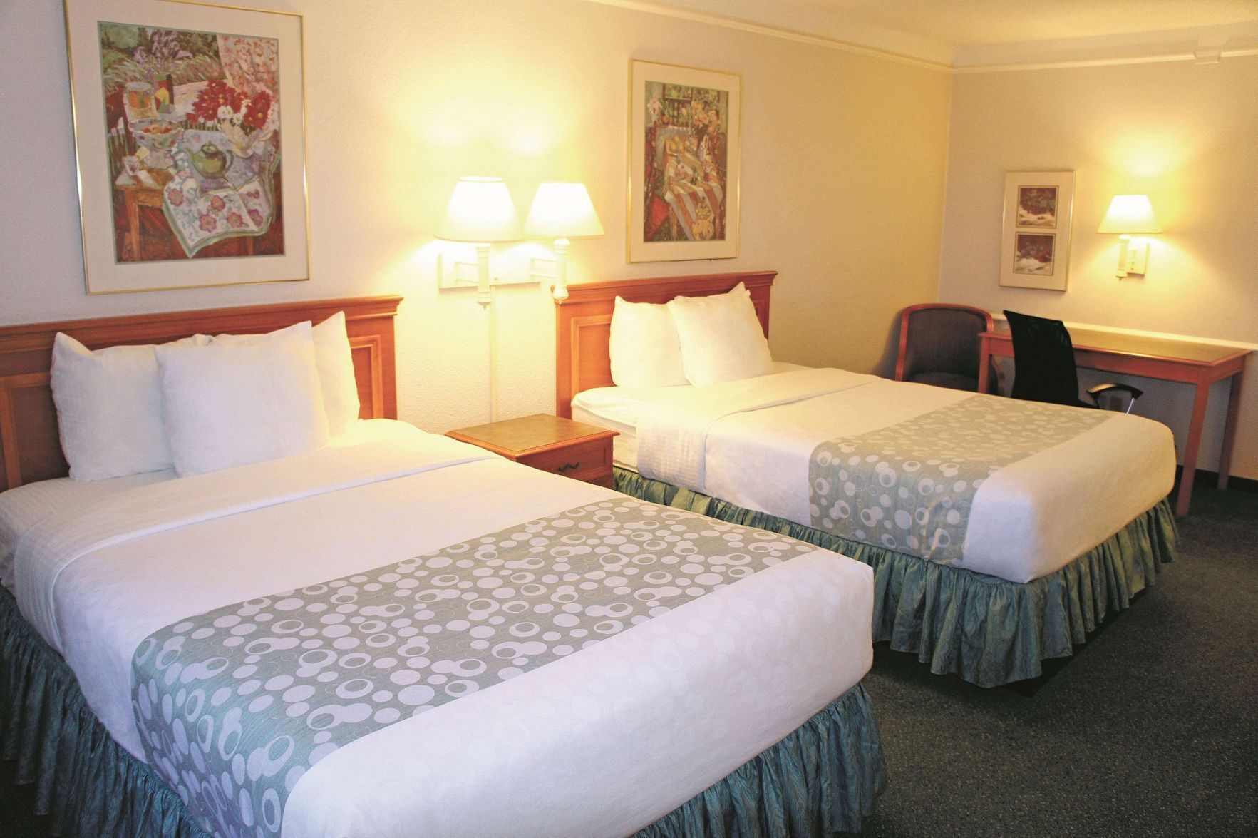 Literie de qualité supérieure, bureau, fer et planche à repasser