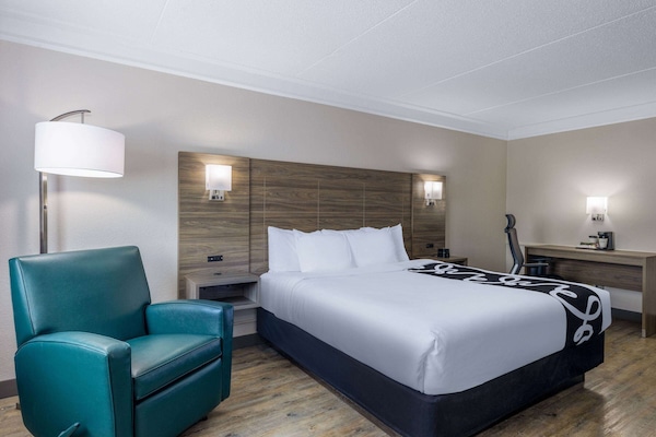 Room, 1 King Bed, Non Smoking | Premium bedding, desk, iron/ironing board, free cribs/infant beds