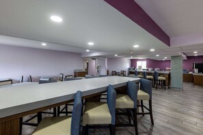 Free daily continental breakfast - La Quinta Inn by Wyndham Kansas City Lenexa (Lenexa)