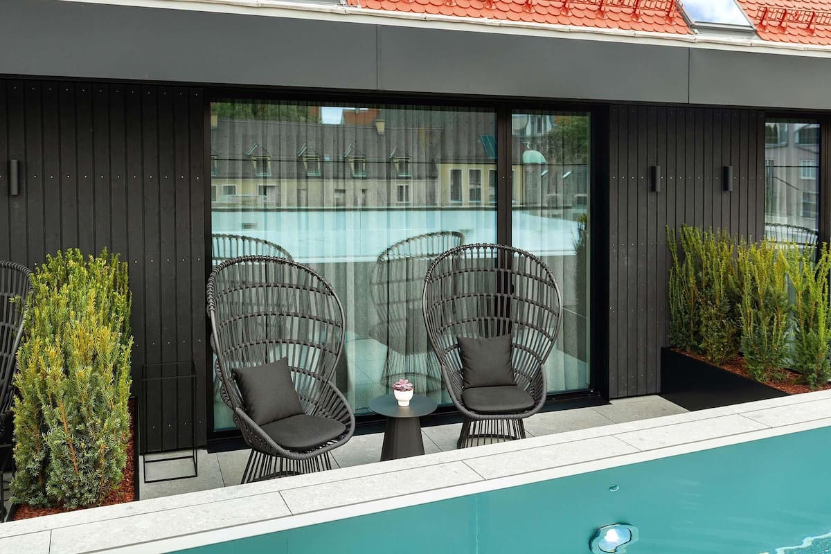 Urban Pool Suite | 高級寝具、ミニバー、セーフティボックス (室内)、デスク