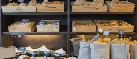 TĂ€gliches FrĂŒhstĂŒcksbuffet (39 EUR pro Person)