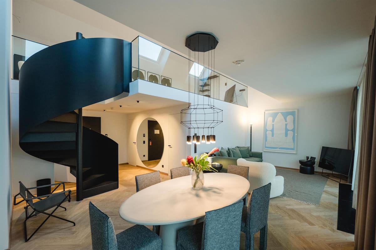 Signature Pool Suite | Ropa de cama de alta calidad y minibar